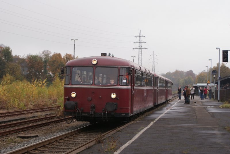 VT 98 bei der Abfahrt in Remscheid Lennep am 25.10.2008