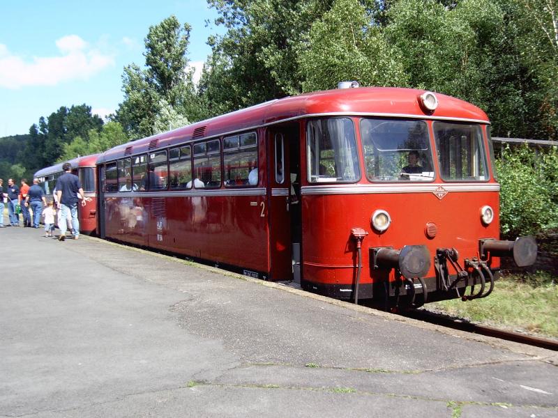 VT 98 der Eifelbahn im Sommer 05 in Daun .