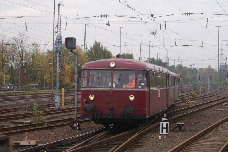 VT 98 in Solingen Hbf am 25.10.2008 zum 111 Jhrigen Bestand der Mngstener Brcke