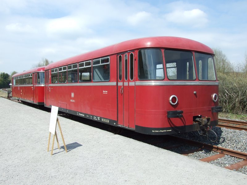 VT 995-295 und Beiwagen (rechts im Bild) 775-256 beim Bahnhofsfest in Ulmen, da hier die Wiedererffnung der Eifelquerbahn statt fand.
Ulmen, der 26.4.08