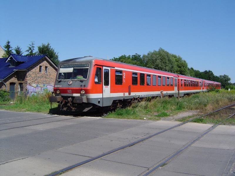 VT der BR628 653-8 in Doppeltraktion befindet sich hier gerade kurz vor dem S-Bahnhof Fredersdorf (b Berlin) auf seiner Fahrt in Richtung Berlin-Lichtenberg. (30.07.04)