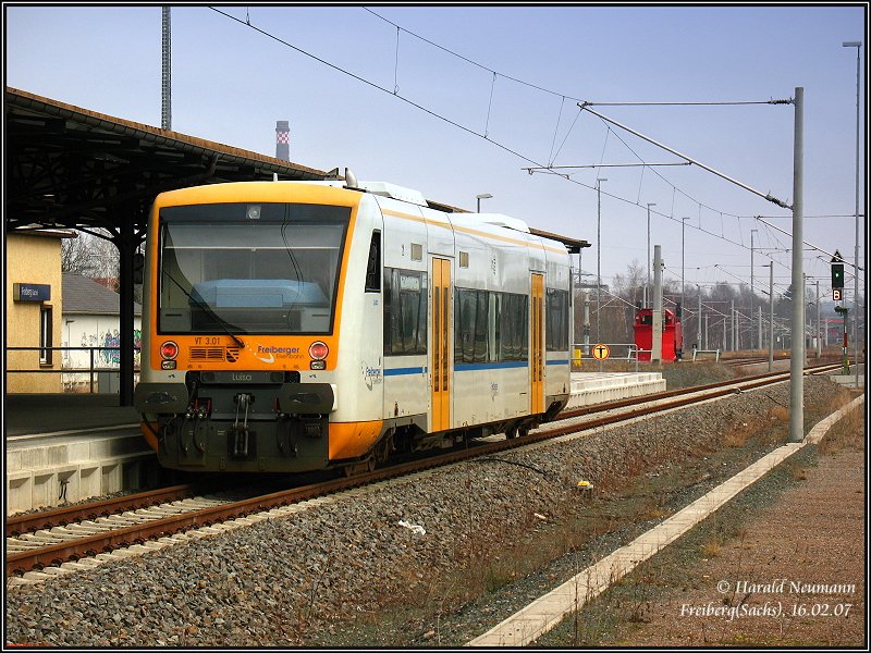 VT03.1 der Freiberger Eisenbahn als FEG30418 startet soeben nach Holzhau. Freiberg(Sachs), 16.02.07.