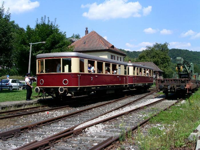VT1 (VT135 069) der Dampfbahn Frnkische Schweiz e.V. (DFS) am 04. August 2004 als Feriensonderzug in Streitberg.