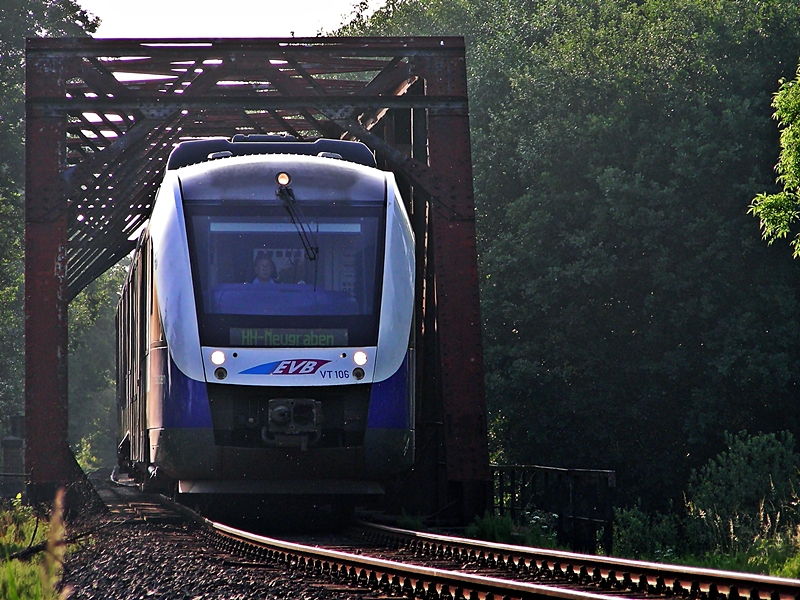 VT106 der EVB verl��t gerade Bremerv�rde Richtung Hamburg, 06.06.07