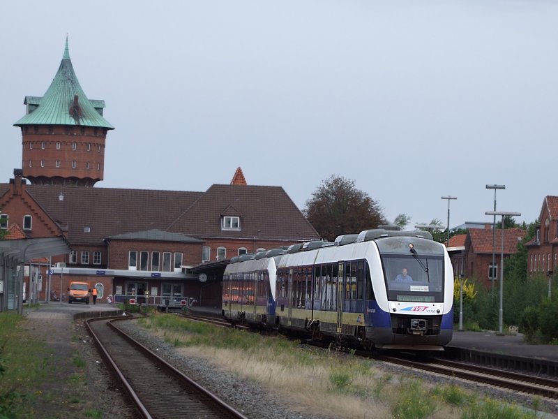 VT107 mit VT109 im Schlepptau verlassen als RB14941 den Bhf. Cuxhaven; 090831