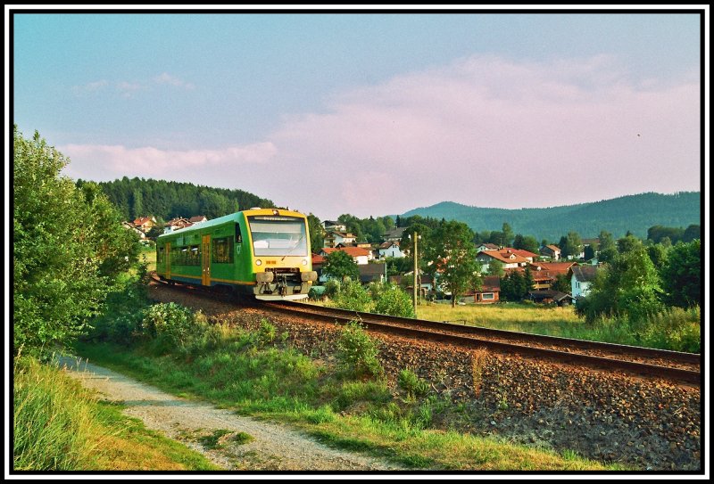 VT18 rollt als Regionalbahn von Zwiesel dem Endbahnhof Bodenmeis entgegen. Aufgenommen wrend der WM 2006