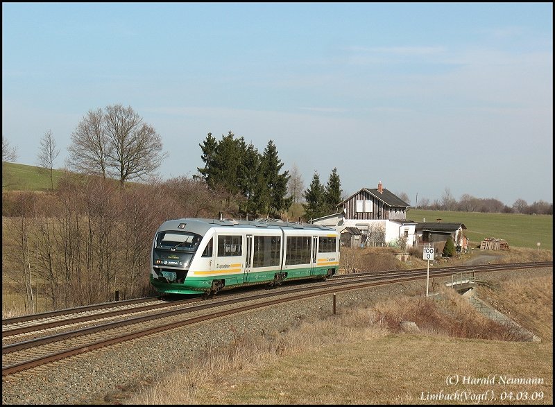 VT19(642 319) der Vogtlandbahn ist hier als VBG12959 Zwickau(Sachs) Hbf - Cheb (CZ) unterwegs in Limbach(Vogtl), 04.03.09.