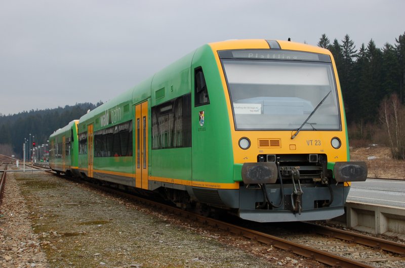 VT23 und ein weiterer Triebwagen der Waldbahn warteten am 25. Februar 2008 im deutsch-tschechischen Grenzbahnhof Bayerisch Eisenstein / elezn Ruda auf die Fahrt nach Plattling.