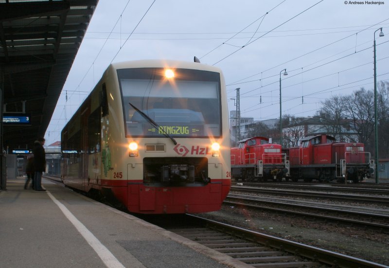 VT245 der HzL als HzL85868 (Zollhaus-Blumberg-Brunlingen Bahnhof) in Villingen 15.3.09 Rechts genieen  die zwei Villinger 294 ihre Sonntagsruhe
