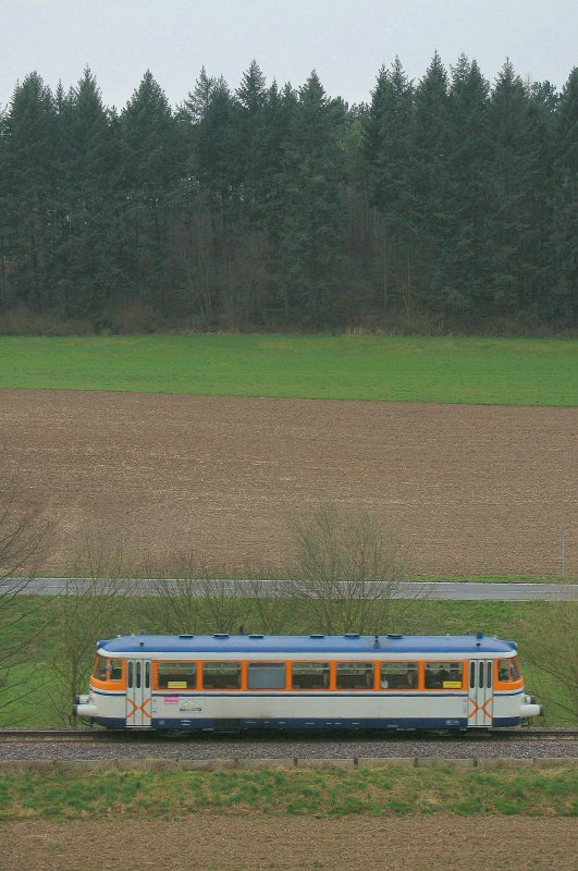 VT26 der SWEG von H�ffenhardt nach Neckarbischofsheim Nord kurz nach Untergimpern. 27.03.2008