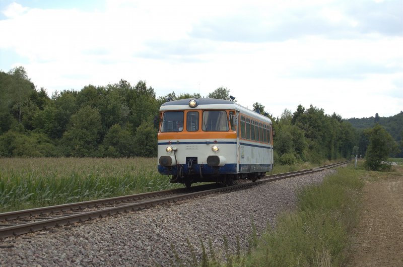 VT27 der SWEG, H�ffenhardt - Neckarbischofsheim Nord, zwischen Helmhof und Neckarbischofsheim. 24.07.2008