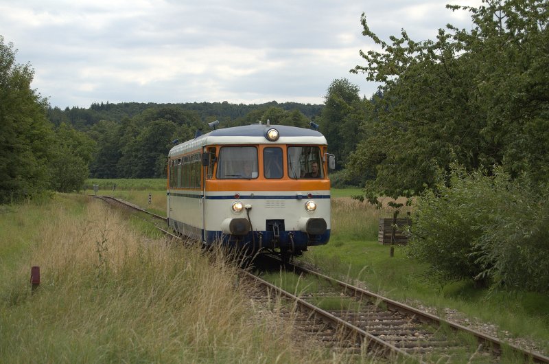 VT27 der SWEG, H�ffenhardt - Neckarbischofsheim Nord, in Helmhof. 24.07.2008