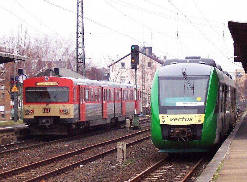 VT2E Knigstein - Frankfurt Hbf. und Vectus LINT 41 VT 268 Frankfurt-Hchst - Bad Soden/Taunus am 08.12.2004 in Frankfurt-Hchst. Laut Winterfahrplan ab 12.12.2004 wird die Strecke nach Bad Soden weiter von der Frankfurt-Knigsteiner-Eisenbahn betrieben, wieso der Vectus LINT 41 an diesen Tag hier fhrt, ist mir nicht bekannt.