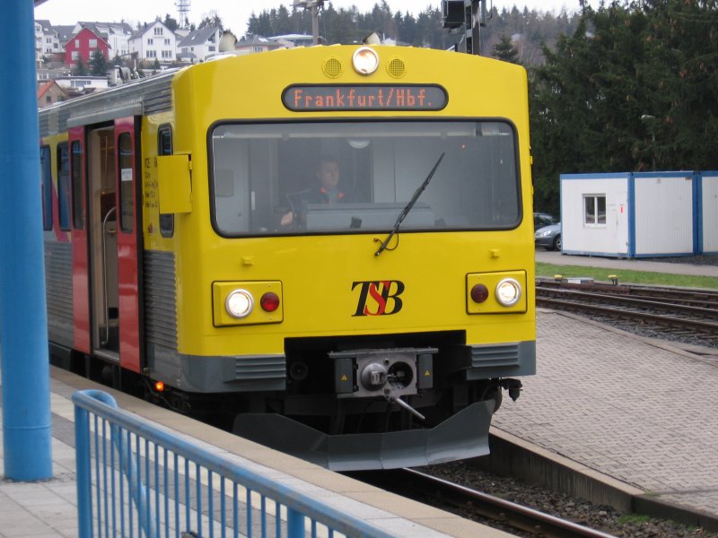 VT2E der Taunus-Bahn wartet in Knigstein/Taunus auf die Rckfahrt nach Frankfurt am Main. Es ist Sonntag da gengt eine Einheit. 