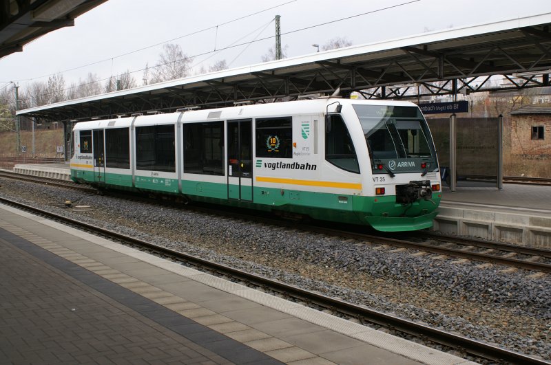 VT35 der Vogtlandbahn am 17.03.07 auf dem Weg nach Adorf bei seinem planmigen Halt in Reichenbach(Vogtl)ob Bf.