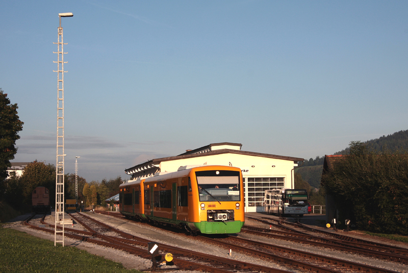 VT37 + VT34 der Oberpfalzbahn, als RB32275, bei Einfahrt in den Bf Lam. (25.09.2009)
