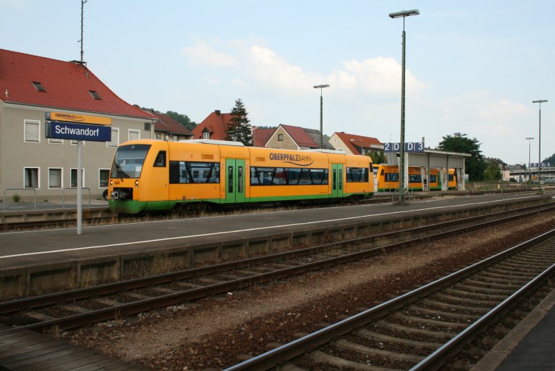 VT38 der Oberpfalzbahn wartet am 25.07.08 in Schwandorf auf seinen n�chsten Einsatz.