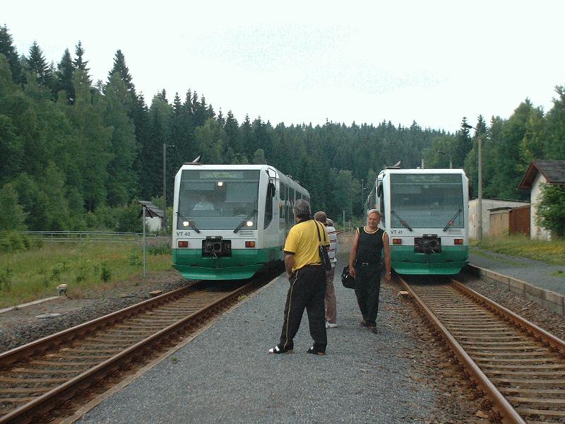 VT40 links und VT41 rechts am 24.06.2002 in Zwotental an der Strecke Falkenstein - Adorf. Hier zweigt die Strecke nach Klingenthal und ins tschechische Kraslice ab.