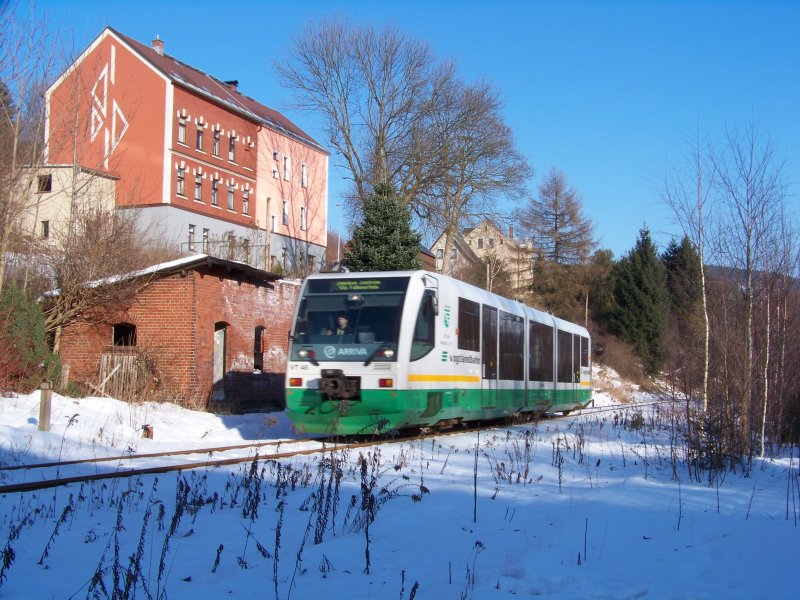 VT46 als VBG83120 in Klingenthal, 29.1.09. Hinter dem VT das ehem. Klingenthaler Wrterhaus schs. Bauart. (Gru an den Tf!)