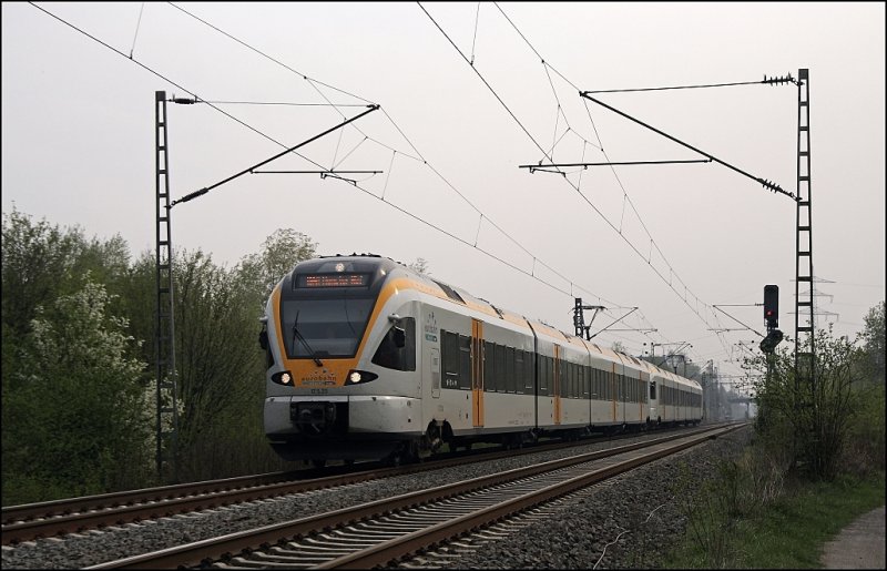VT5.20 und ein Schwestertriebzug verlassen als EBR39228 (RB50  DER L�NER ) das Statdtgebiet von Dortmund-Derne. (14.04.2009)
