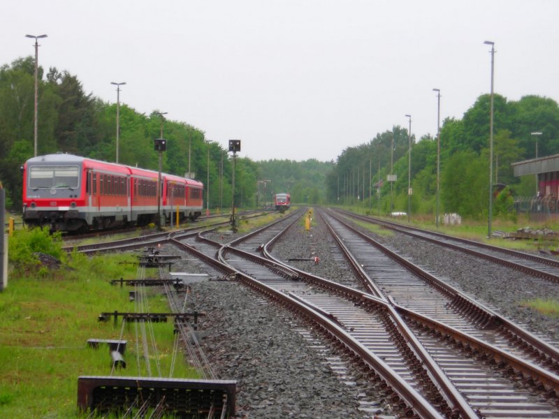 VT628/928 fhrt in den Bahnhof Soltau ein, links daneben eine abgestellte VT628/928.