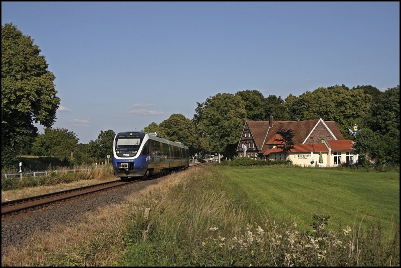 VT710 brummt als NWB81557  Der WARENDORFER  nach Mnster(Westf). Rechts im Bild ist ein Restaurand mit Festsaal. (24.06.2009)