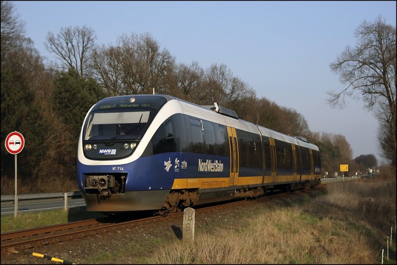 VT714 ist zwischen Warendorf und Raestrup-Everswinkel als RB67(NWB81557)  DER WARENDORFER  nach Mnster(Westf) unterwegs. (31.03.2009)