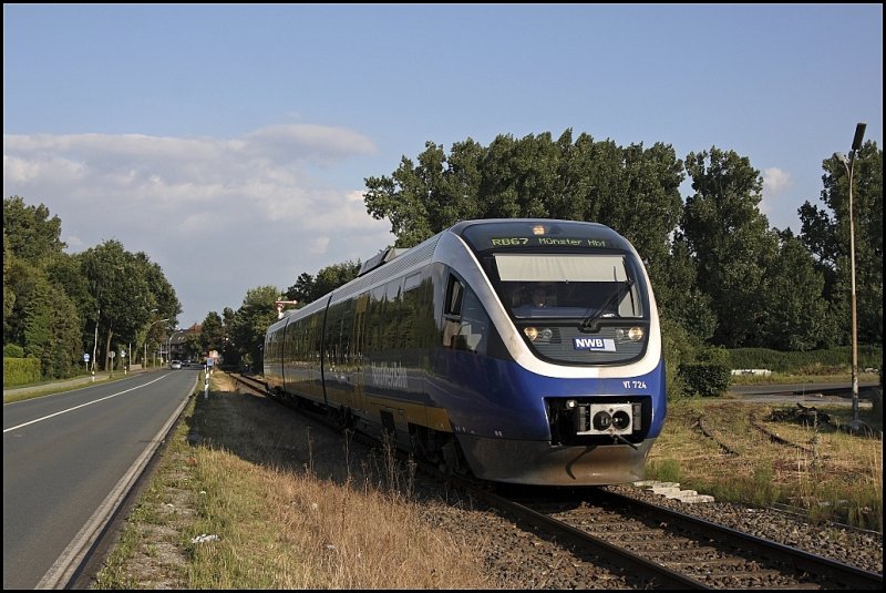 VT724 verlsst die Gemeinde Beelen als NWB81559 (RB67  Der WARENDORFER ), Bielefeld Hbf - Mnster(Westf)Hbf in Richtung Warendorf. Rechts liegt ein ehemaliges Anschlussgleis ins Industriegebiet. Im dortigen Indurstriegebiet befindet sich auch die CLAAS Fertigungstechnik GmbH. Die Produkte werden natrlich mit dem Lkw befrdert...
