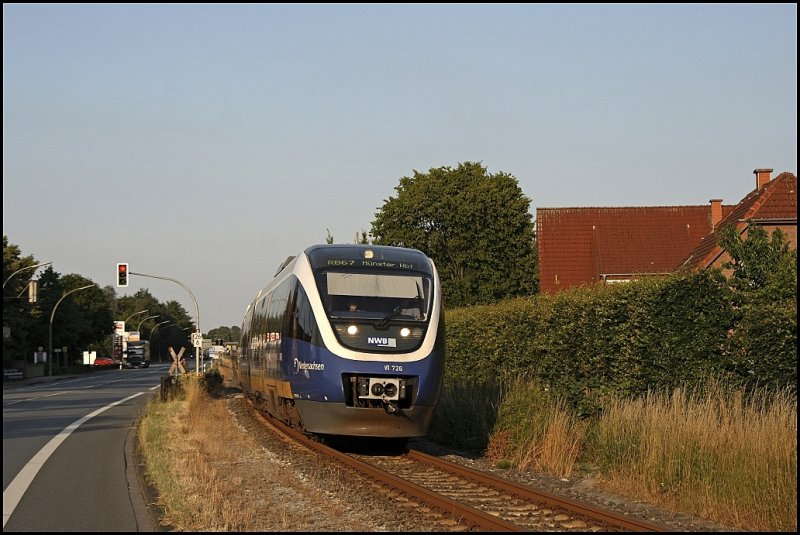 VT726  Niedersachsen  ist als NWB81563 (RB67  DER WARENDORFER , (Altenbeken) - Bielefeld Hbf - Mnster(Westf)Hbf, unterwegs und erreicht Warendorf am Abend des 24.06.2009. Gru an den Tf und dem Zugbegleiter. 