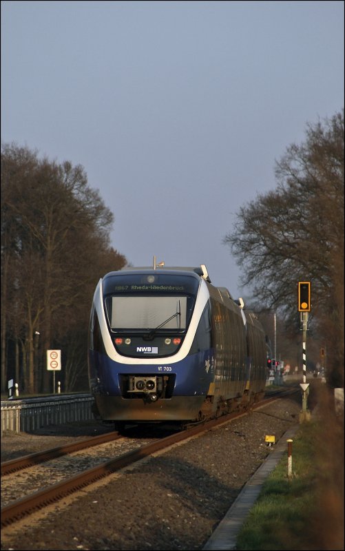 VT726 und VT703 jagen als RB67 (NWB81556)  DER WARENDORFER  nach Bielfeld Hbf. Die RB67 wird ab Bielfeld als RE82  Der Leineweber  nach Altenbeken durchgebunden. 

