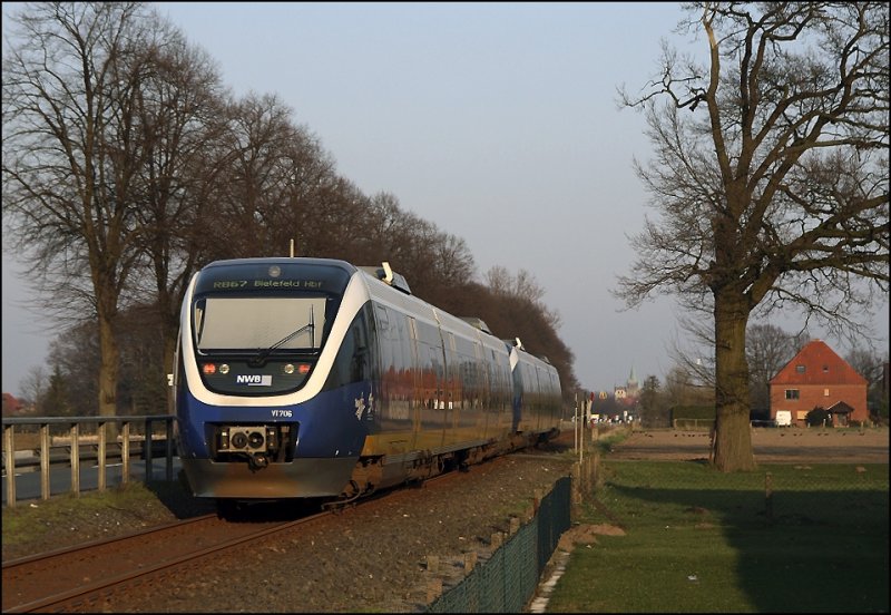 VT726 und VT706 werden in wenigen Minuten als RB67 (NWB81558)  DER WARENDORFER  die Kreisstadt Warendorf erreichen. Im Hintergrund ist die Laurentiuskirche und der t�gliche Anlaufpunkt zum Essenfassen -> McDonalds.
