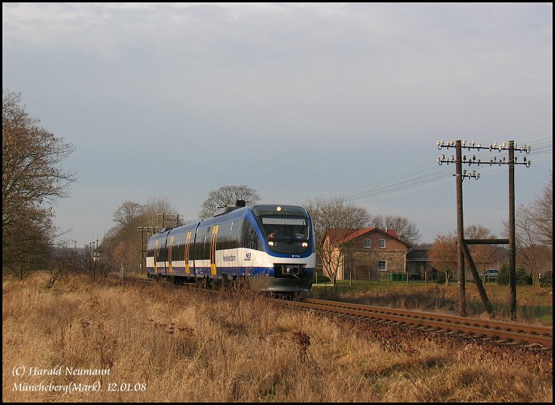 VT732 der Heidekrautbahn als NEB5369 Berlin-Lichtenberg - Kostrzyn(PL) bei Mncheberg(Mark), 12.01.08.
