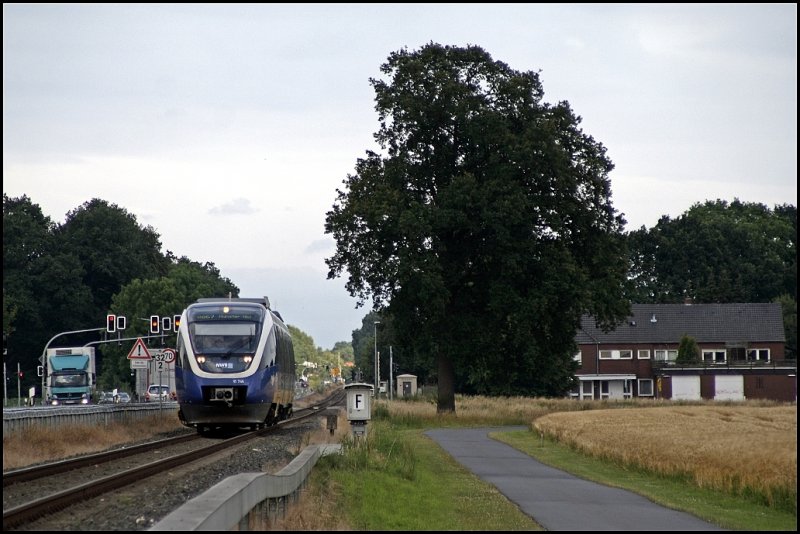 VT746 ist zwischen Beelen und Warendorf als NWB81557 (RB67  Der WARENDORFER , Altenbeken - Bielefeld Hbf - Mnster(Westf)Hbf, in Richtung Warendorf unterwegs. (25.06.2009)
