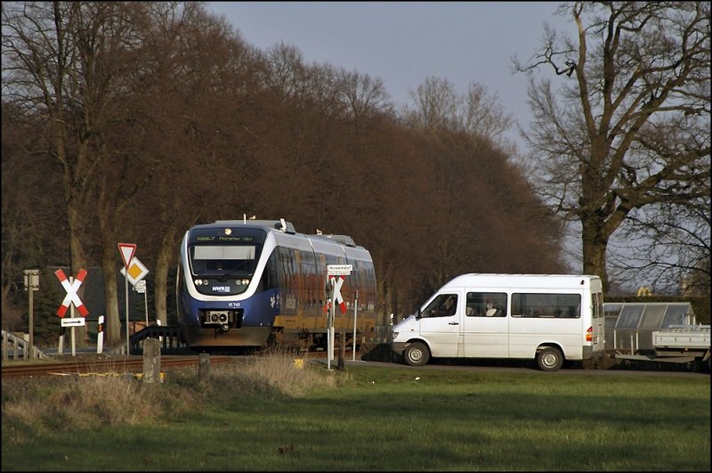 VT747 verlsst als RB67 (NWB81557)  DER WARENDORFER , (Altenbeken) - Bielefeld Hbf - Mnster(Westf)Hbf, das Stadtgebiet von Warendorf. (30.03.2009)
