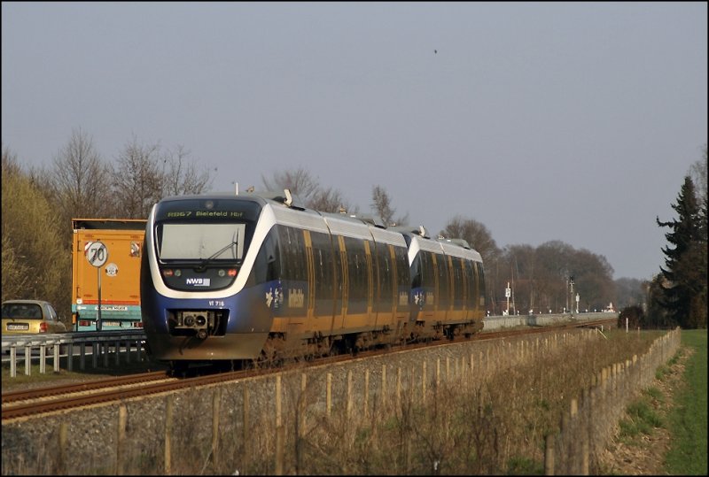 VT747 und VT716 konnten zwischen Warendorf und Beelen als RB67 (NWB81556)  DER WARENDORFER , Mnster(Westf)Hbf - Bielefeld Hbf, abgelichtet werden. (01.04.2009)

