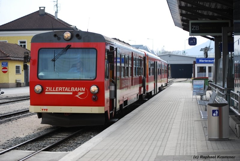 VT8 (Inbetriebnahme 1998) und VT5 (1995) der Zillertlbahn verstrkt durch den Neubau-Wagen B4 37 aus dem Jahr 2008 sind gerade aus Mayrhofen in Jenbach angekommen und werden in Krze wieder dorthin abfahren. (Aufnahme: 05.04.09)