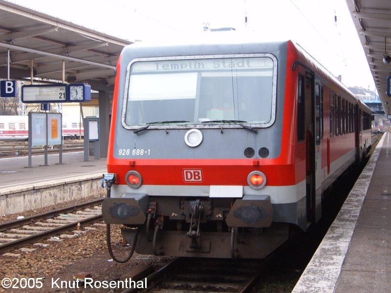 VT928 688-1 der Deutschen Bahn AG am 02. Februar 2005 gegen 11:33 Uhr am Bahnhof Berlin-Lichtenberg. Dieser Zug wird zurck nach Templin Stadt fahren.