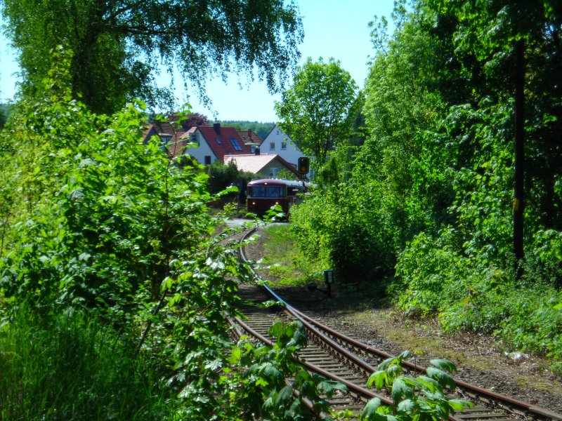 VT96 und VS98 berfahren den Bahnbergang in Obernkichen (10.5.08)