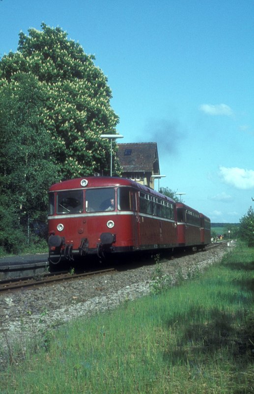 VT98, Bhf. Schafhausen 10.05.1983. Am 27.05.1983 endete der planmige Personenverkehr auf der Strecke Weil der Stadt - Calw. 