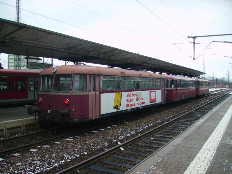 VT98 der Pfalzbahn mit Sonderzug am 18.12.05 in Worms .