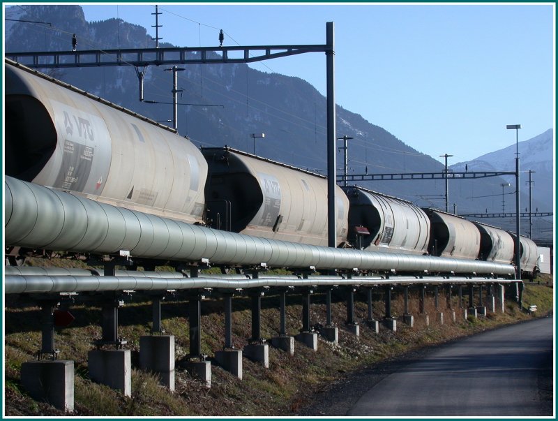 VTG Braunkohlestaubwagen in Untervaz. Auch entlang der Holcim bergabegruppe verluft die Fernwrmepipeline von der Kehrichtverbrennungsanlage Untervaz zur Papierfabrik Landquart. (09.02.2007)