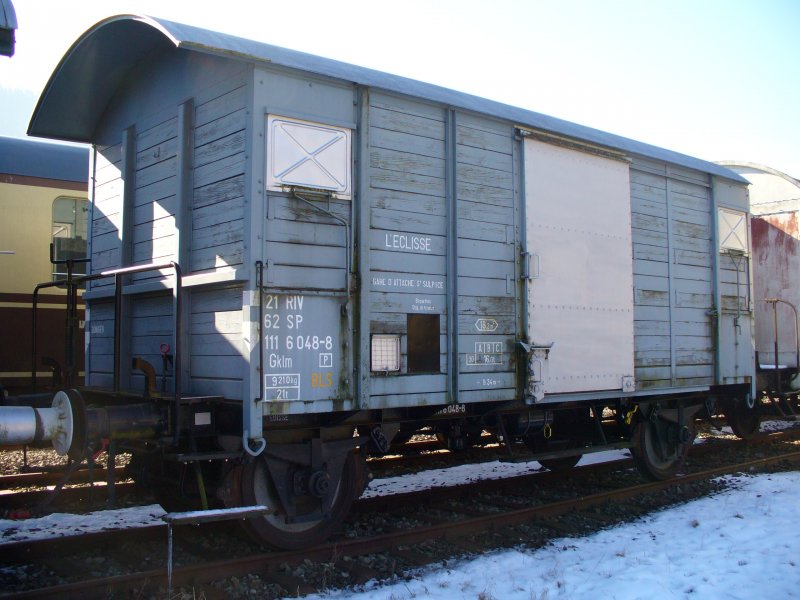 VVT - Gterwagen Gklm 21 62 11 6 048-8 der BLS Abgestellt im VVT Bahnhofsareal von St-Sulpice am 02.02.2007