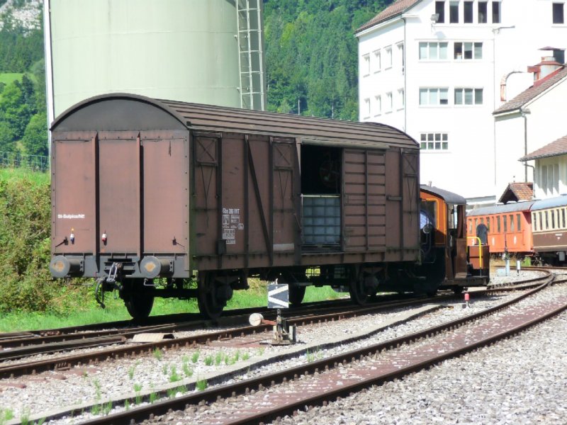 VVT - Kf II - Tm 2/2 bei Rangierarbeiten mit dem Gterwagen Gbs 386 im Betriebsareal von St.Sulpice am 09.08.2008