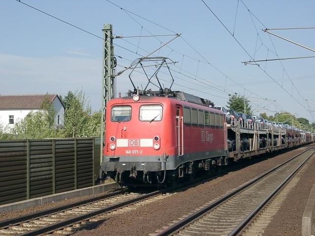 VWs aus Dresden? Auf jeden Fall gezogen von 140 071-2 im Bahnhofsbereich von Hnebach (Strecke Eisenach-Bebra).