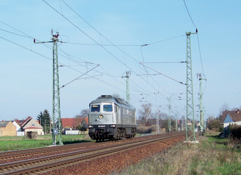 W 232.01 von  ITL  kommt hier gerade aus dem Lbbenauer Bahnhof herausgefahren und beschleunigt auf V-max. 03.04.2009