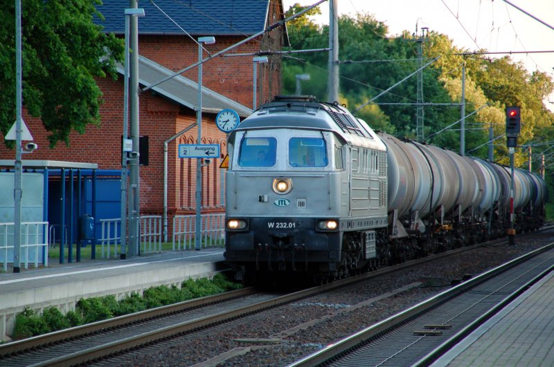 W 232.01 der ITL zieht am 29.05.09 einen Kesselwagenzug durch Burgkemnitz Richtung Berlin.