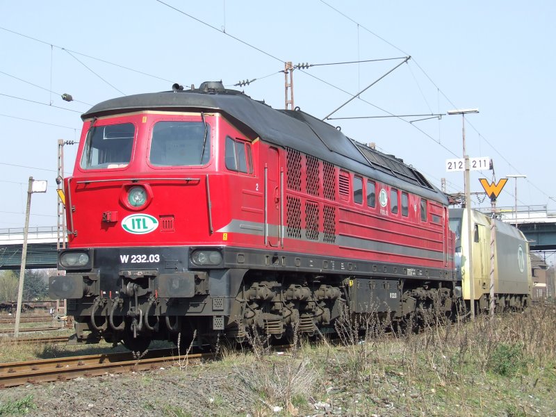 W 232.03 steht zusammen mit 152 901-5 abgestellt in Duisburg Ruhrort Hafen. 26.03.07