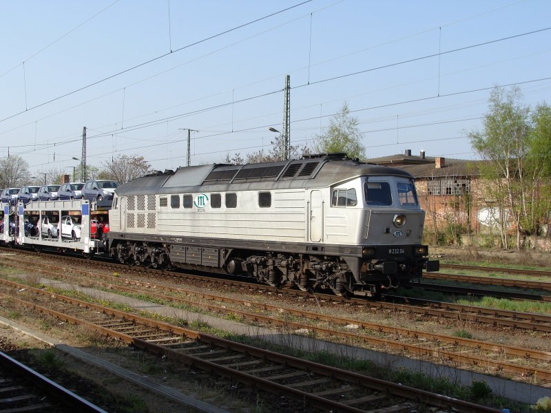 W 232.04 durchfhrt mit einem Zug voller Autos den Magdeburger Hauptbahnhof. Fotografiert von Gleis 8 am 15.04.2009.