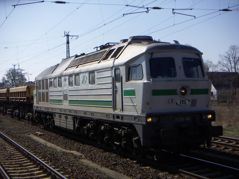 W232-09 der ITL warten mit einem Schotterzug in Gransee an einem Roten Signal auf die weiter fahrt am 30.3.05