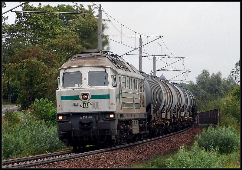 W232-09 vor einem Kesselwagenzug in Richtung Rostock.   Stralsund am 28.08.08 